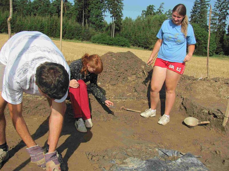 Studenti zkoumají pole v Březnici. 