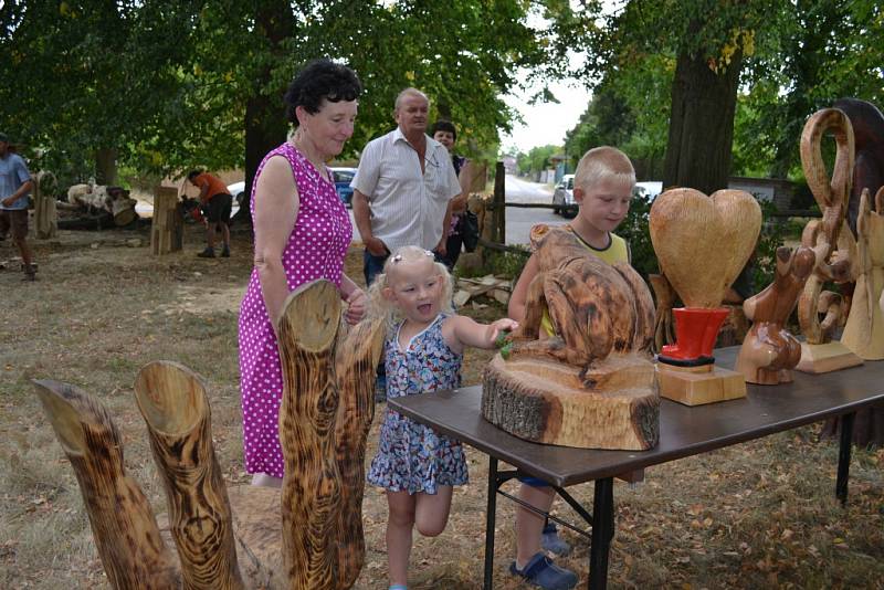 Setkání řezbářů v choustnickém podhradí. 