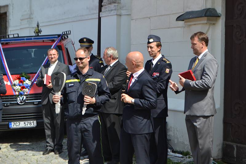 V sobotu převzali na Žižkově náměstí před kostelem svatého Martina mladovožičtí hasiči dvě nová hasičská auta: transportní dodávku a požární cisternu.