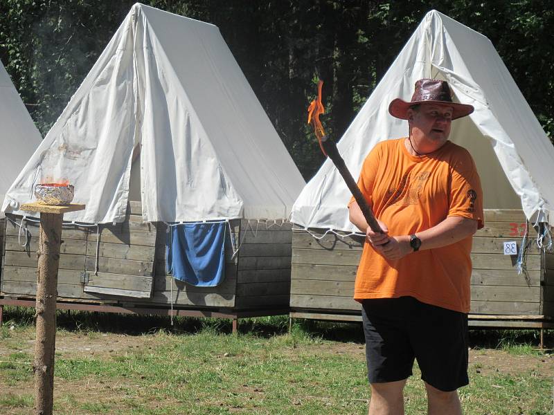 Letní Tábor v Borovanech Balloon club navštívily ve čtvrtek 13. srpna ředitelka českobudějovické hygieny Květoslava Kotrbová a hygieničky Marie Nosková a Romana Fürstová. Táborové zařízení nad Borovanským mlýnem absolvovalo důkladnou kontrolu bez poskvrny