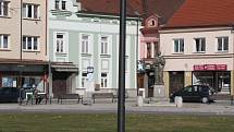 Sochu na náměstí Republiky v Soběslavi někdo ozdobil rouškou.