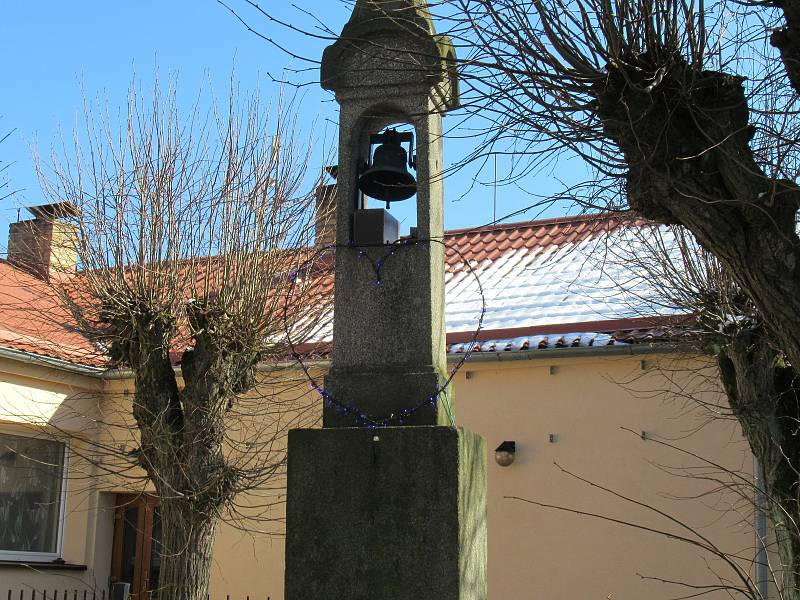 Modrým svítícím symbolem je vyzdobena zvonička v centru obce Lom na Táborsku.