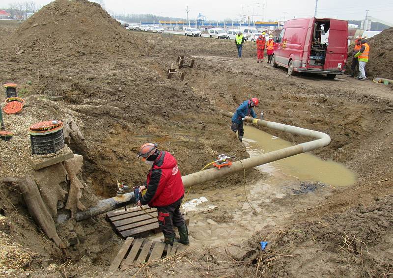 Nový plynovod bude zásobovat více jak 7 tisíc domácností a jeho větší část byla do země položena unikátní metodou pluhování. E.on vyšel na 80 milionů korun a budován byl téměř tři roky.