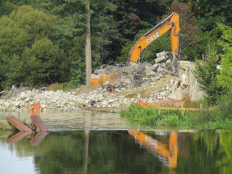 Demolice mostu v Plané přes řeku Lužnici v září 2022.