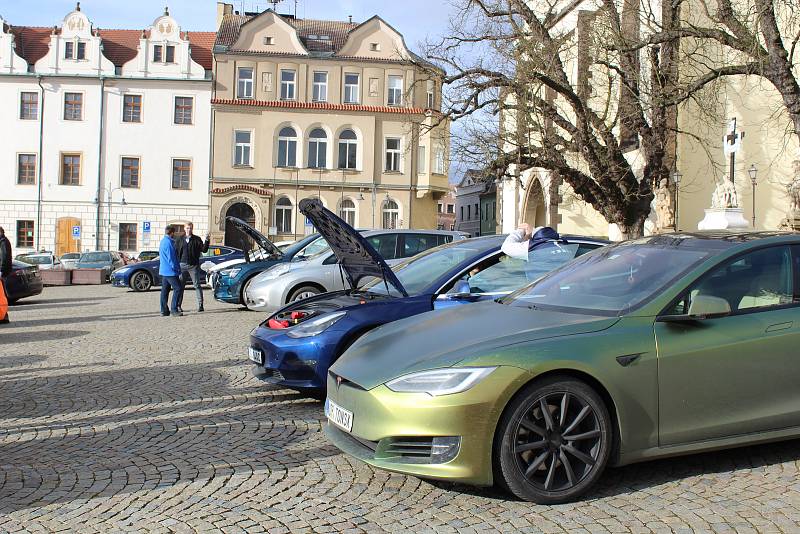 V sobotu z táborského Žižkova náměstí startoval již šestý ročník Rallye Česká Sibiř. Jedná se o sportovní akci, kterou pořádá sedlecko-prčická Asociace pro elektromobilitu ČR.