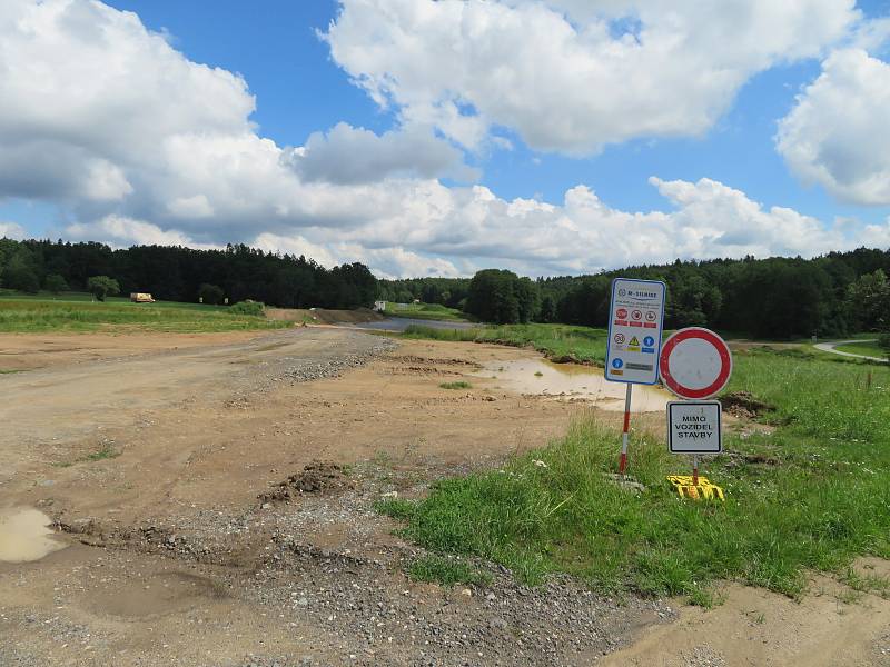 Obchvat Chýnova už dostává jasné obrysy, stavbu již nic nezdržuje. Hotovo má být v říjnu roku 2022.