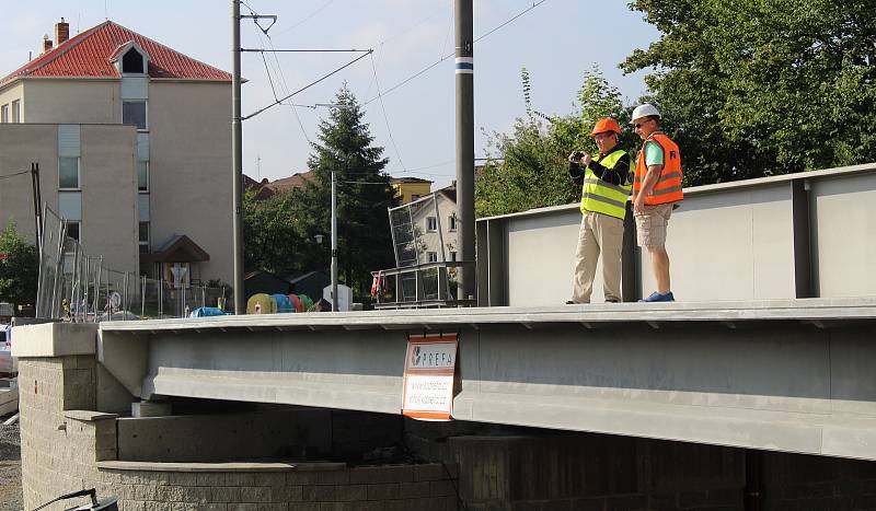 Nová lávka pro pěší a cyklisty vede souběžně s železničním mostem, který někteří lidé i přes zákaz vstupu k překonání křižovatky u Černých mostů doposud využívali.