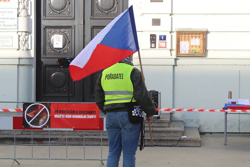 V Táboře v sobotu odpoledne demonstrovali odpůrci roušek a vakcinace. Jedním z řečníků byl i předseda krajně pravicové Národní demokracie Adam B. Bartoš.