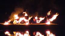Oheň na plovoucím molu rozzářil hladinu táborského moře krátce po 22. hodině, jednalo se o rekonstrukci výročí oslav mistra Jana Husa.