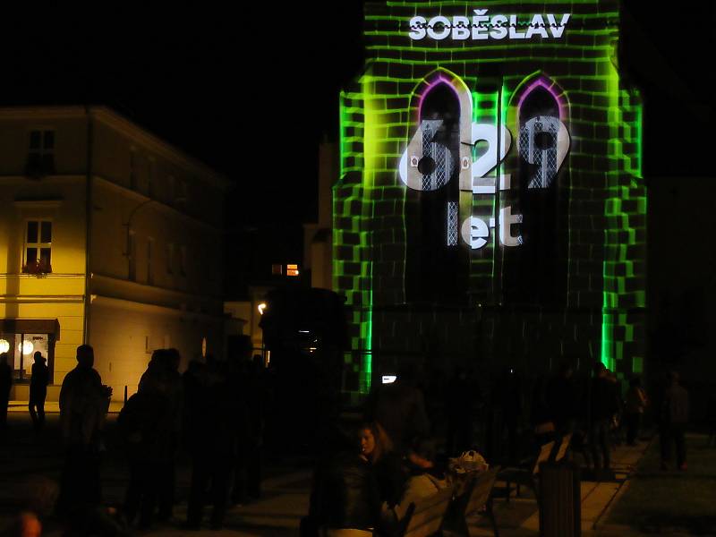 Závěrečným defilé Soběslavských slavností úrody v sobotu 14. září se stal videomapping na náměstí Republiky.