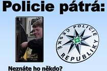 Policisté pátrají po totožnosti muže na fotografii.