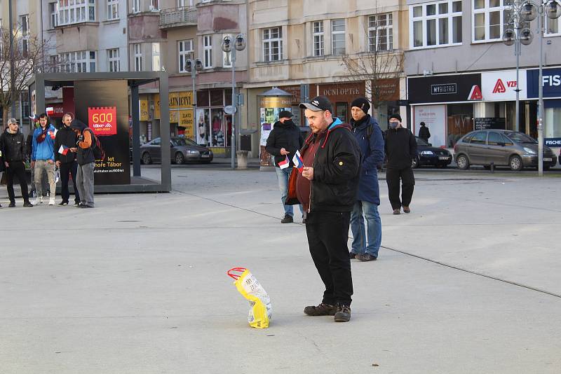 V Táboře v sobotu odpoledne demonstrovali odpůrci roušek a vakcinace. Jedním z řečníků byl i předseda krajně pravicové Národní demokracie Adam B. Bartoš.