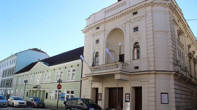 Divadlo Oskara Nedbala se dočká opravy historické budovy patřící městu.