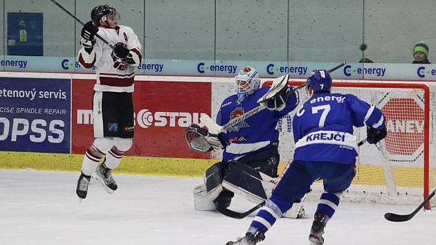 Táborští hokejisté v nadstavbě II. ligy porazili vedoucí Letňany i podruhé, tentokrát na domácím ledě 2:1. Bezchybný výkon podal brankář David Gába.