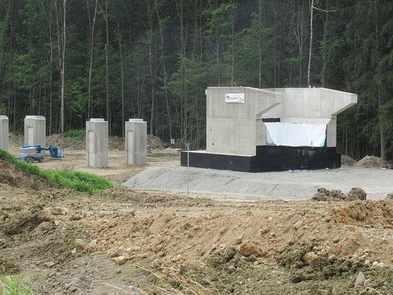 Výstavba nového devítikilometrového úseku IV. mezi Soběslaví a Doubím u Tábora opět pokročila. Přeložka, která vyjde Správu železnic na více než 4 miliardy dostává postupně podobu, rostou mostní pilíře a vyhlouben je i Zvěrotický tunel.