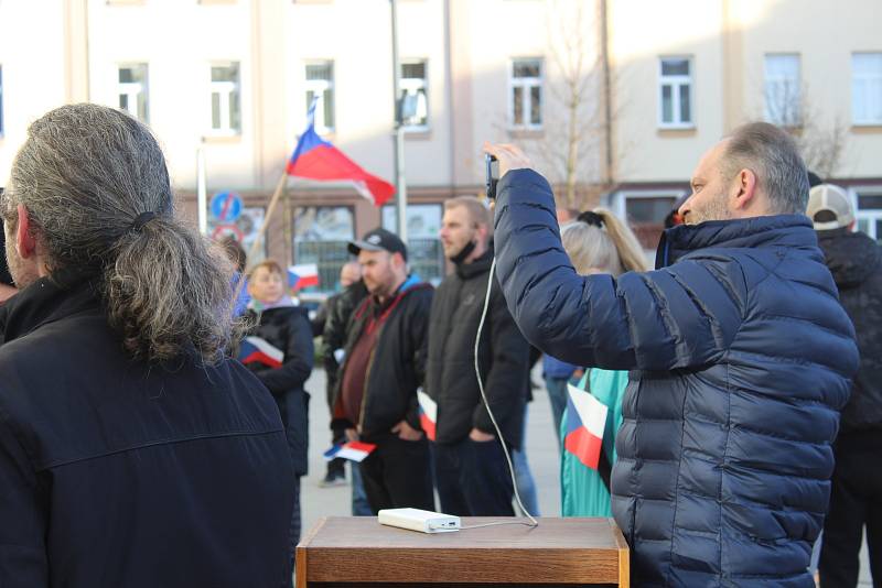 V Táboře v sobotu odpoledne demonstrovali odpůrci roušek a vakcinace. Jedním z řečníků byl i předseda krajně pravicové Národní demokracie Adam B. Bartoš.