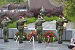 Vojáci položili věnce k pomníku obětí války.