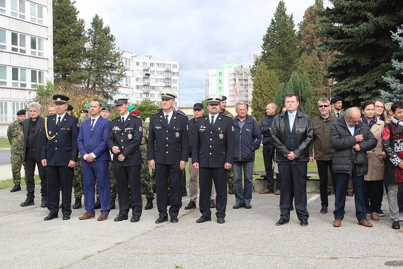 Nový velitel táborské posádky podplukovník Pavel Huták v pondělí převzal symbolický palcát z rukou odcházejícího velitele plukovníka Romana Bise.