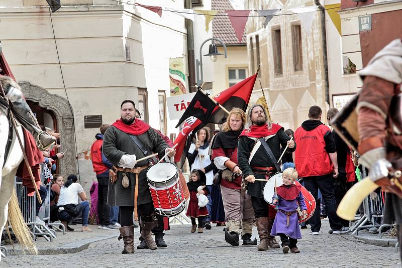 Táborská setkání se letos budou muset opět obejít bez tradičního průvodu. Takto jej v minulých letech zachytili  fotografové Táborského deníku.