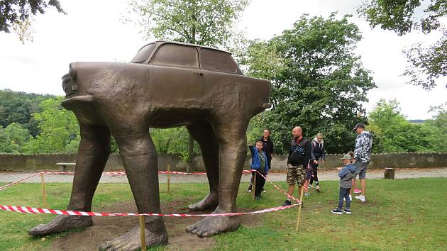 Zámeckou zahradu v Bechyni do konce září zdobí extravagantní díla známého českého sochaře Davida Černého.