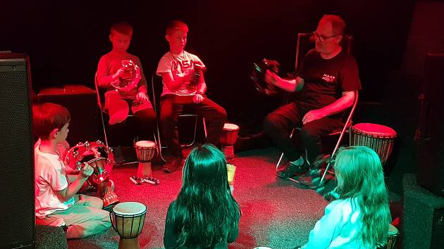 V klubu Jordán se děti učí pod vedením Jana Vozáryho bubnovat.