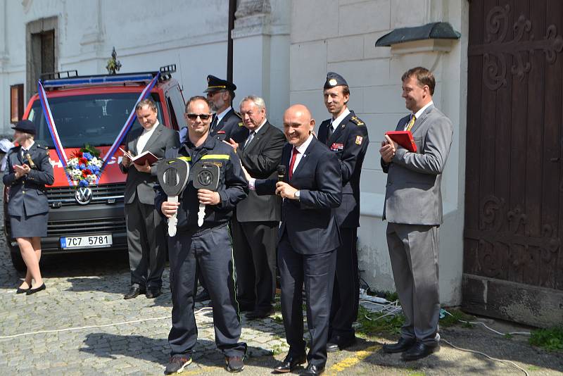 V sobotu převzali na Žižkově náměstí před kostelem svatého Martina mladovožičtí hasiči dvě nová hasičská auta: transportní dodávku a požární cisternu.