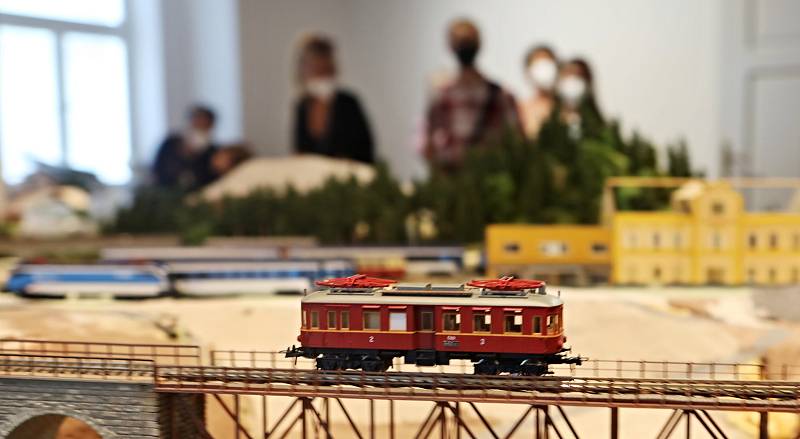 Modely vlaků i dominant ze železnice na Táborsku mohli výjimečně vidět lidé při slavnostním otevření Weisova domu. Expozice se otevře veřejnosti, až bude celý model kompletní.