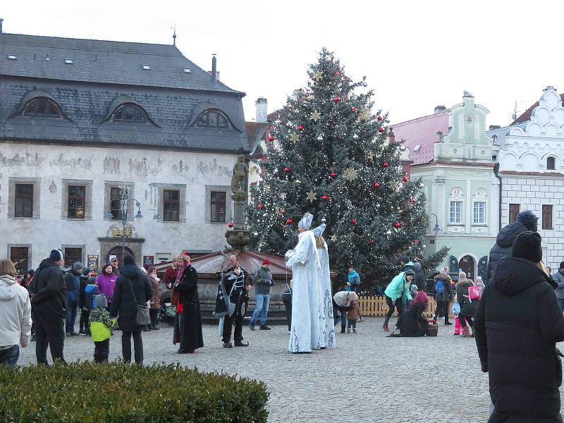 Mikulášská nadílka na Žižkově náměstí v Táboře v neděli 5. prosince.