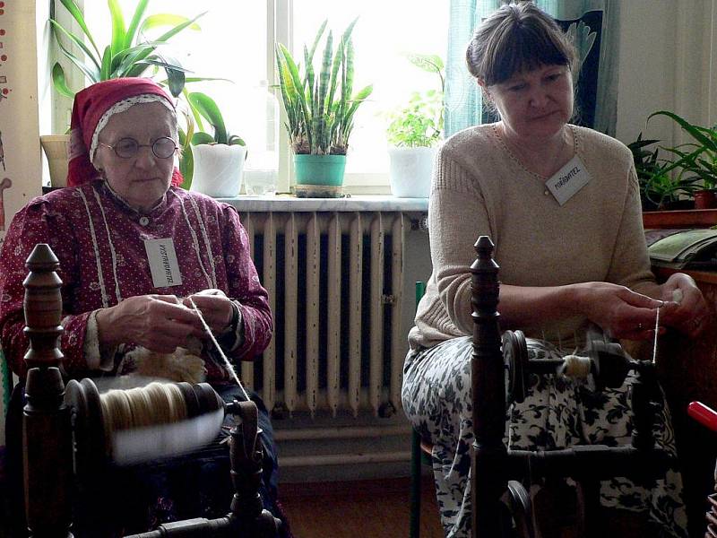 Marie Šťastnová z Prčice a Milena Belšánová (vpravo) u kolovratu na velikonoční výstavě v Borotíně.