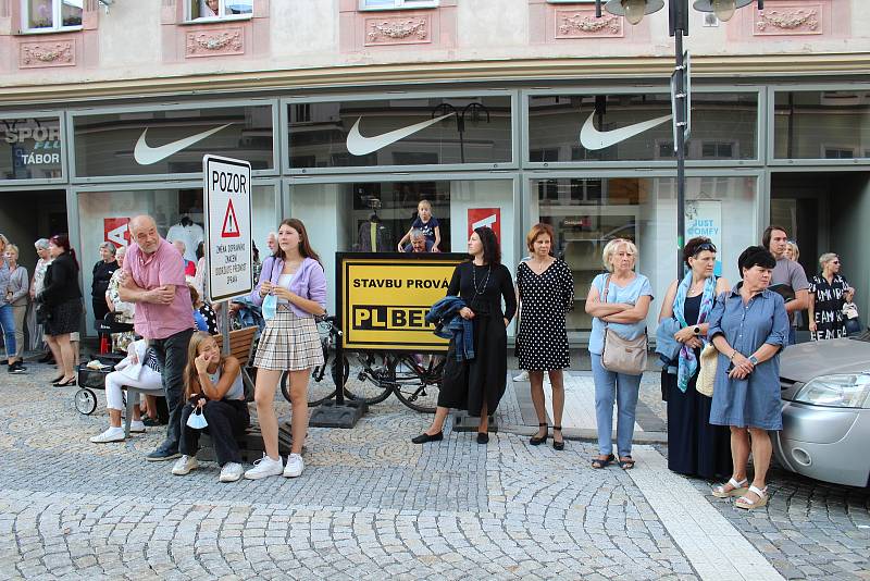 Táborské divadlo zahájilo novou sezonu. Došlo i na akrobacii v podání Elišky Brtrnické.