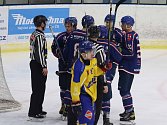 Hokejisté Milevska (v modrém) vyhráli v semifinále krajské ligy na ledě Soběslavi jasně 7:2, celou sérii 3:1 a zajistili si postup do finále, kde změří síly s budějovickým Samsonem.