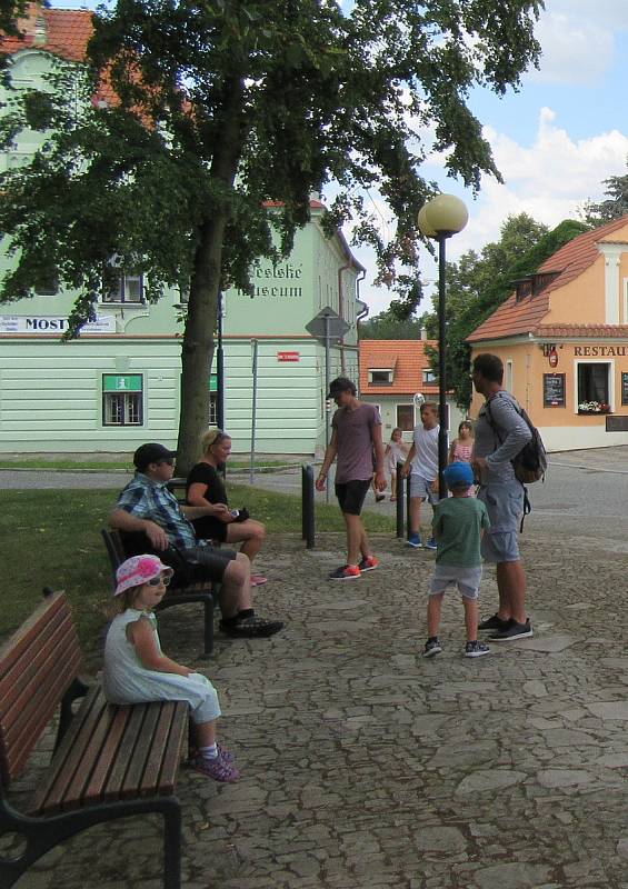 Ještě do konce září mají návštěvníci bechyňského muzea možnost zhlédnout unikátní výstavu Mosty mezi námi.