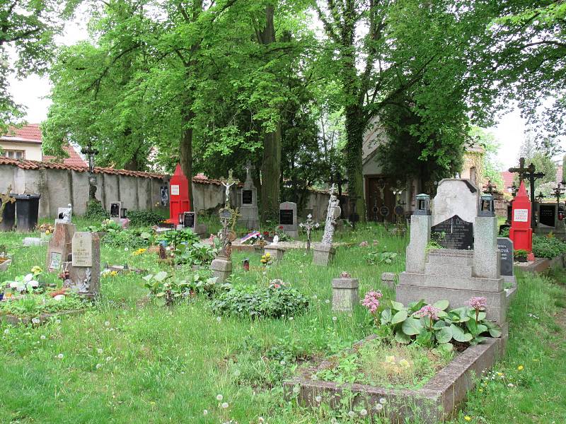 Návštěvníku bechyňského hřbitova u kostela sv. Michala se po příchodu naskytne pohled na neobvyklé náhrobky v sytě rudé barvě.