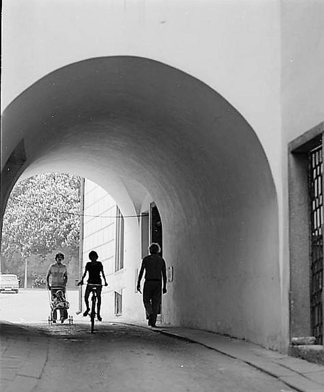 Táborská podloubí a uličky Starého města. Fotografie pochází z táborského atelieru Šechtl a Voseček. Zveřejňujeme je s laskavým svolením Marie Šechtlové.