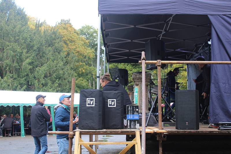 Dobročinný festival přilákal ve středu odpoledne na zámek v Jistebnici stovky lidí.