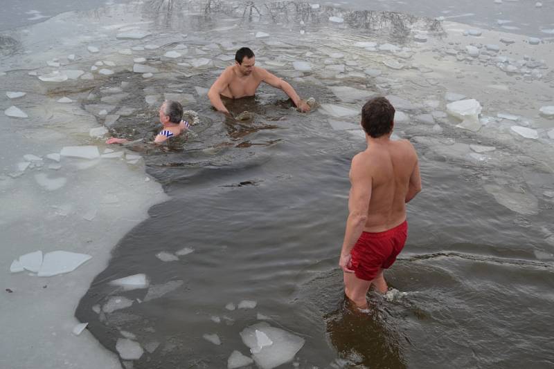 Sobotní koupel v Plané nad Lužnicí. Řeku pokrýval led. 