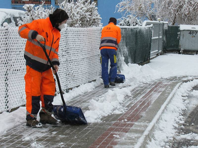 Na Táborsku napadlo asi 5 centimetrů čerstvého sněhu a stále sněží. V Plané nad Lužnicí začali zaměstnanci technických služeb hned ráno prohrnovat sníh na zastávkách.