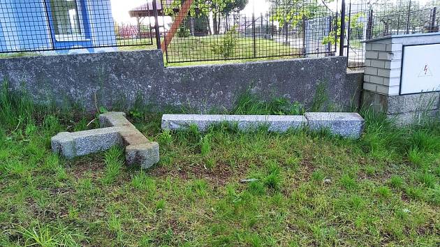 Opilý muž v Chotovinách vylezl na betonový kříž, který na něho spadl.