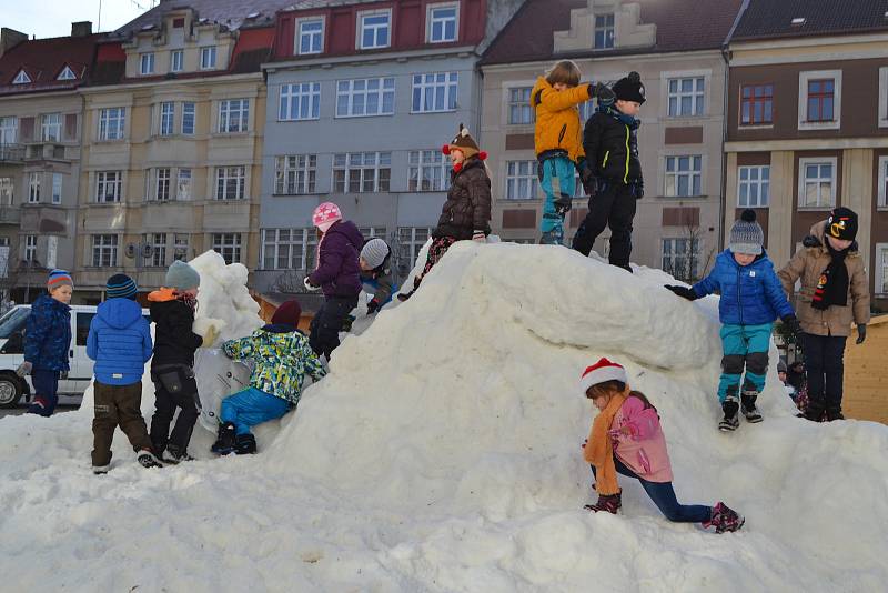 Loni Tábor pořídil dětem sníh na náměstí poprvé.