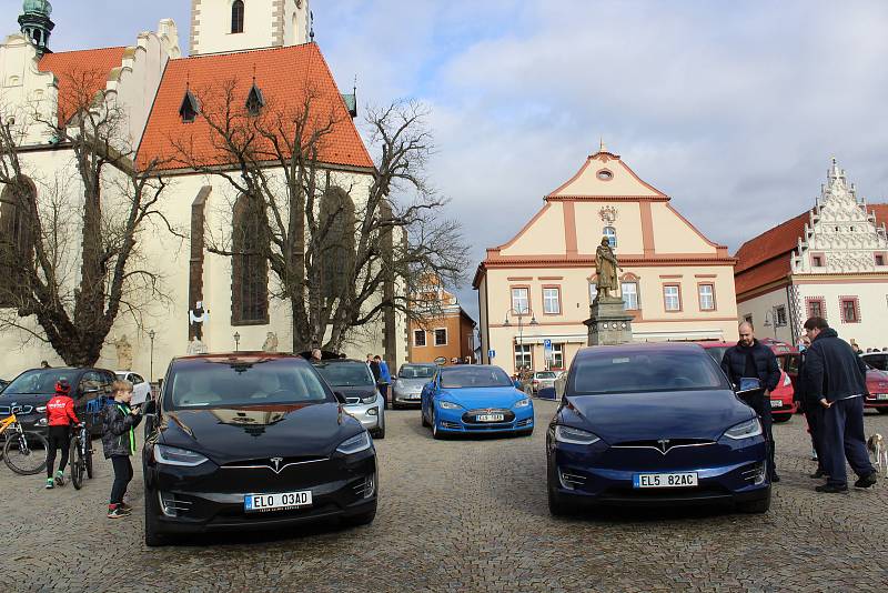 V sobotu z táborského Žižkova náměstí startoval již šestý ročník Rallye Česká Sibiř. Jedná se o sportovní akci, kterou pořádá sedlecko-prčická Asociace pro elektromobilitu ČR.