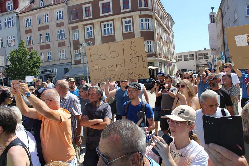 Babiše v Táboře přivítal pískot. Jsou to fašisti a nacisti, reagoval