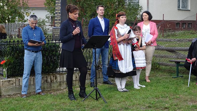 V Mezné na Soběslavsku se během posledního zářijového víkendu slavilo 130. výročí založení obecné školy.