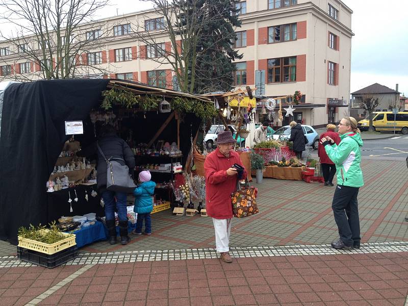 Celodenní vánoční trhy na náměstí T. Bati v Sezimově Ústí.