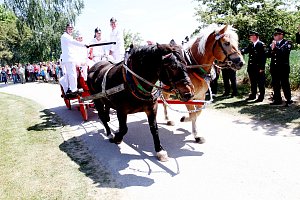 Oslavy stého založení libějického sboru dobrovolných hasičů ozvláštnila zrekonstruovaná stříkačka z roku 1911. Hasiči v dobových uniformách ji divákům předvedli i v  praxi, když krotili zapálený balík slámy.