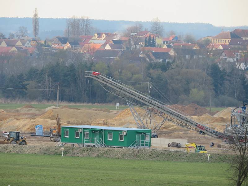 Českomoravský štěrk v lokalitě U Sloupu mezi Veselím nad Lužnicím a Dráchovem buduje pískovnu, která nahradí vytěžený povrchový lom v Plané nad Lužnicí.