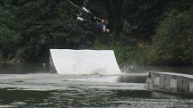 Kemp Karvánky mezi Soběslaví a Veselím nad Lužnicí hostil v sobotu 15. srpna již popáté závodníky na wakeboardech a wakeskatech.