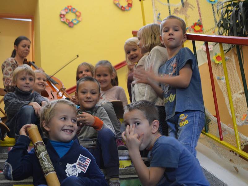 Slavnostní otevření waldorfské základky v Ratibořských Horách provázel zpěv i hojná účast.