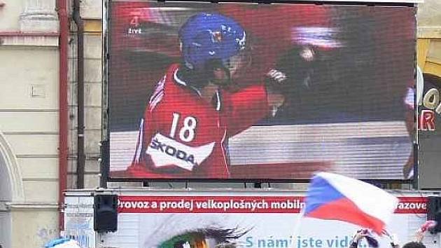 Fanoušci mohou hokej sledovat na velké obrazovce na náměstí. Ilustrační foto.