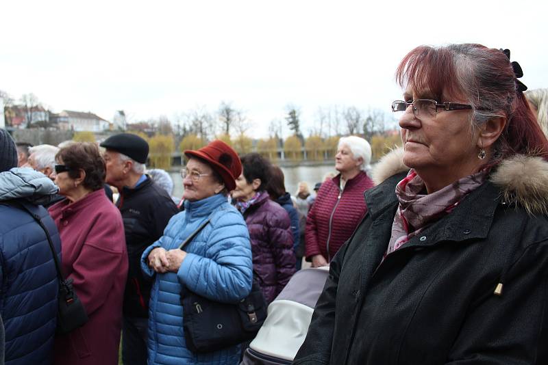 Na odhalení sochy herce Jiřího Hrzána dorazily do Tábora i obě jeho dcery Barbora a Tereza.