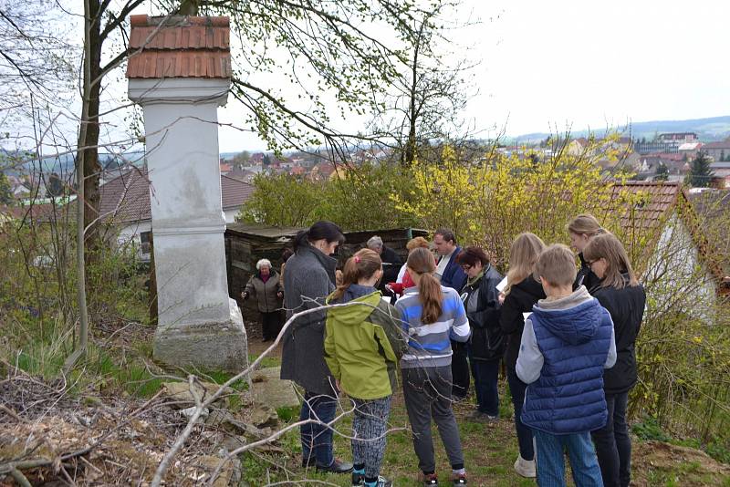 Zhruba dvacítka mladovožických farníků si vyrazila při příležitosti Velkého pátku připomenout Ježíšovu křížovou cestu.